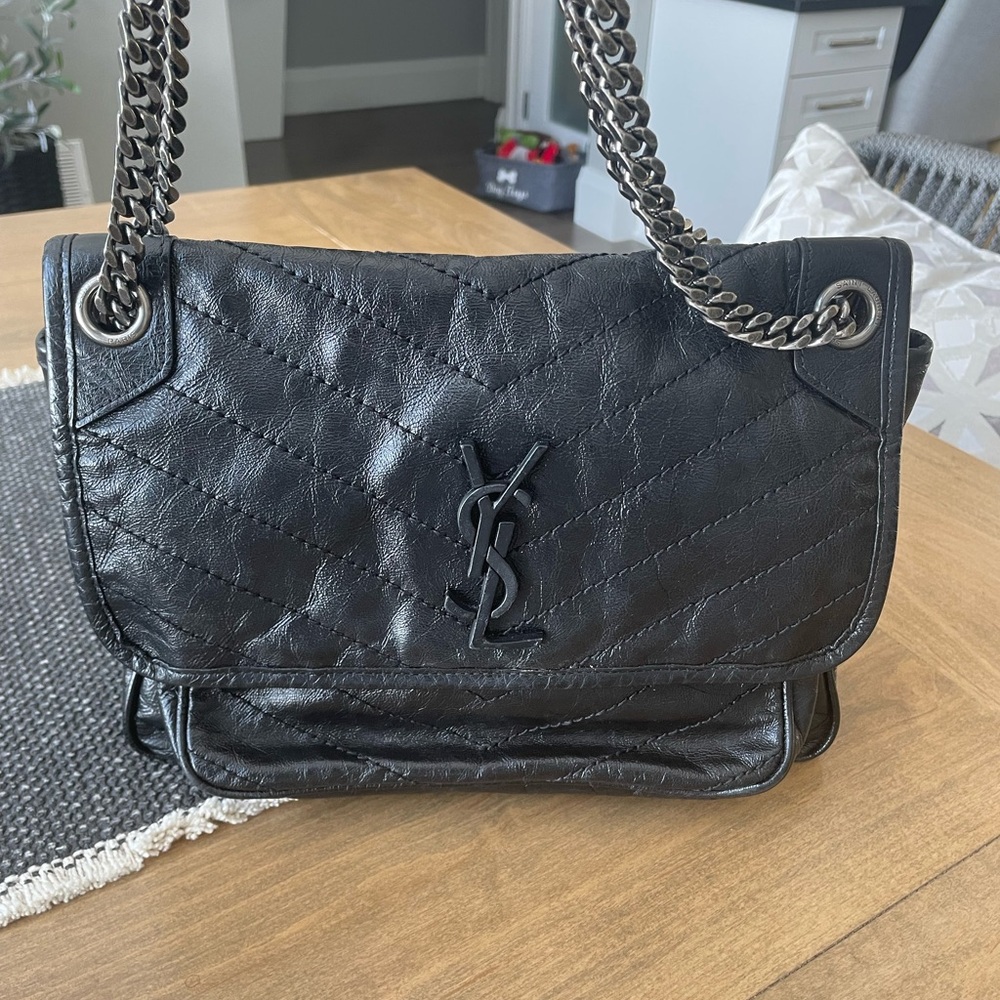 Niki medium crinkled leather shoulder bag - Picture 5 of 14